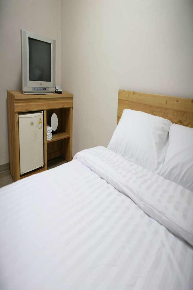 Guest house Moons Hostel Myeongdong 2*