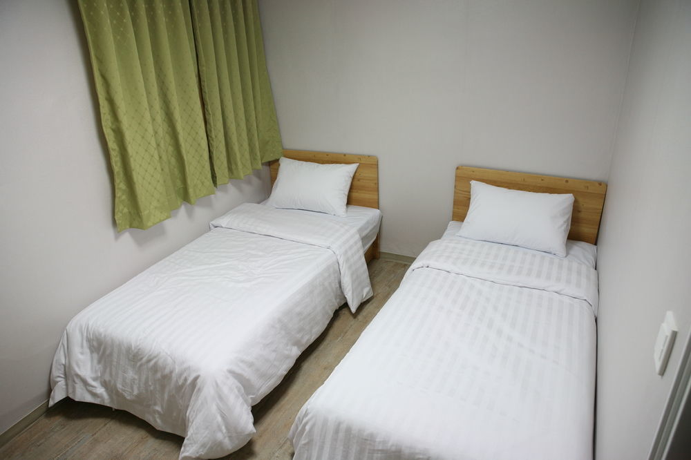 Guest house Moons Hostel Myeongdong 2*